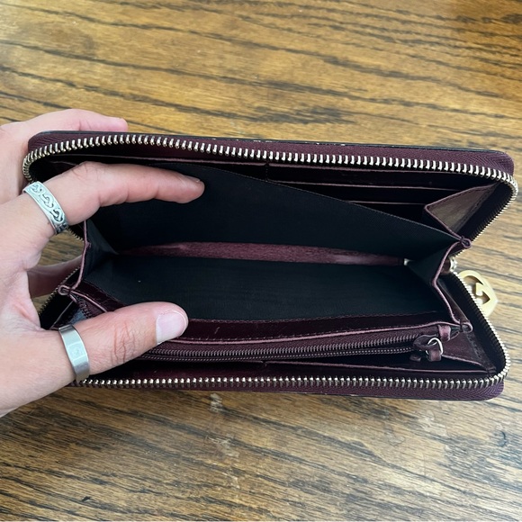 ***NOT FOR SALE!!
Gucci Metallic Purple GG Patent Leather Heart Zippy Wallet - Picture 12 of 16